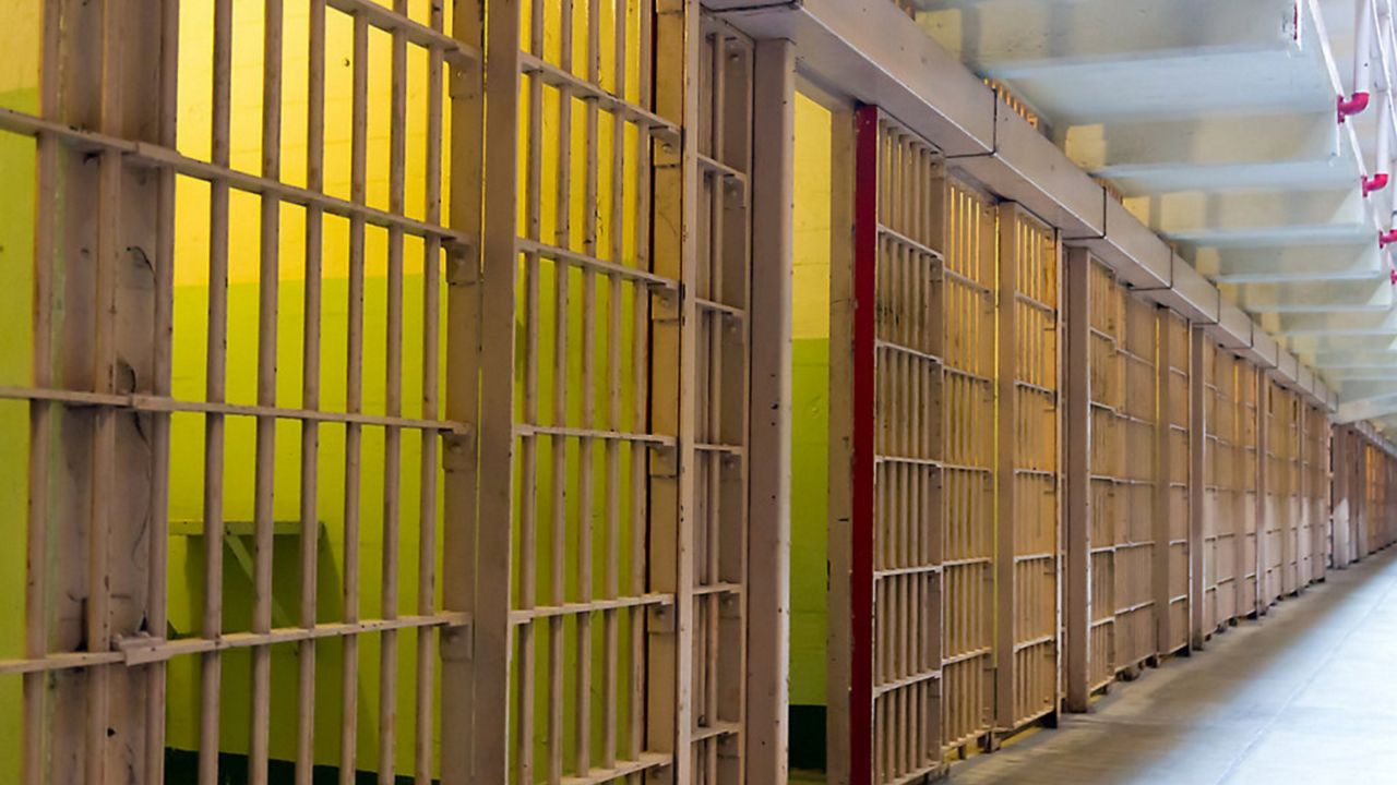 5 prisiones de Nuevo México con menos de la mitad de personal;  1 presos en movimiento
