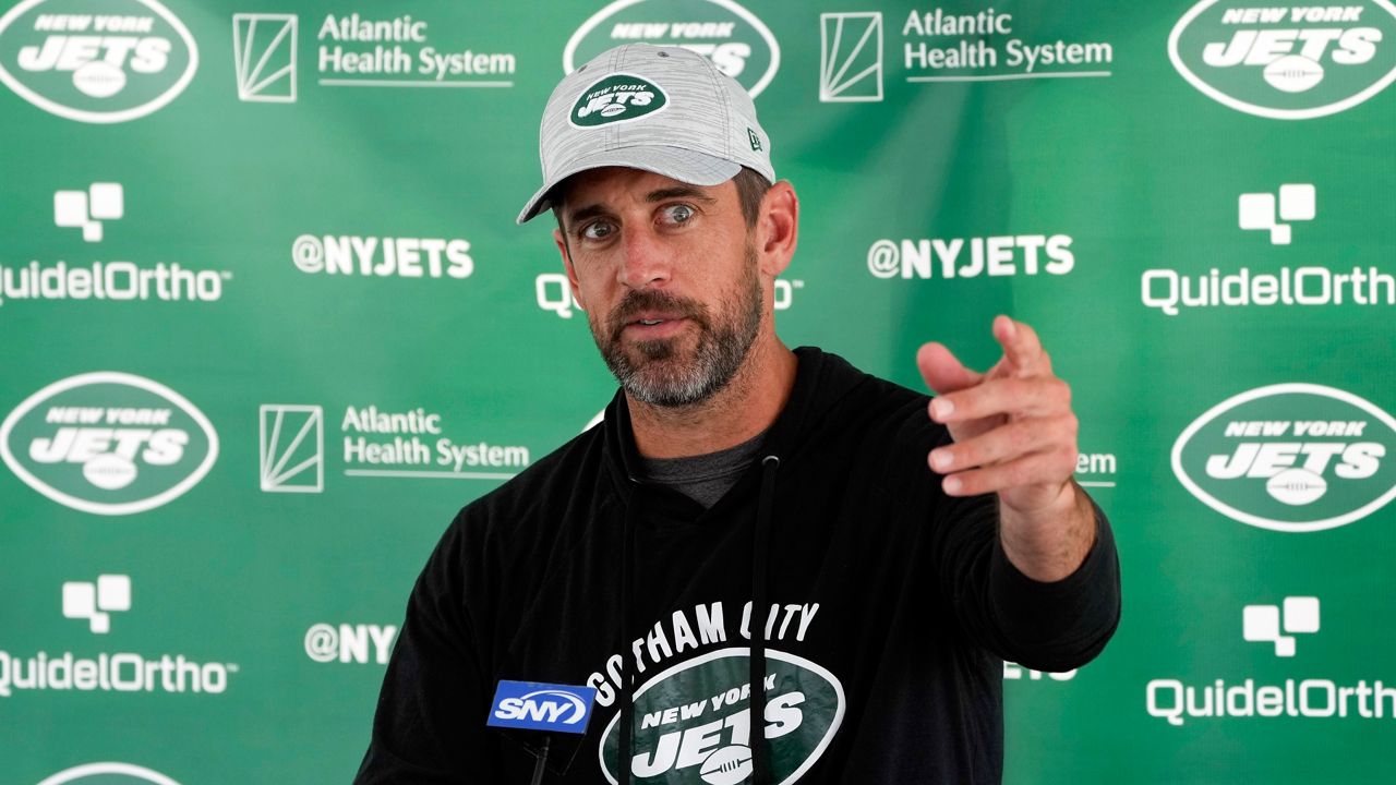 Aaron Rodgers takes pay cut, agrees to new deal with Jets