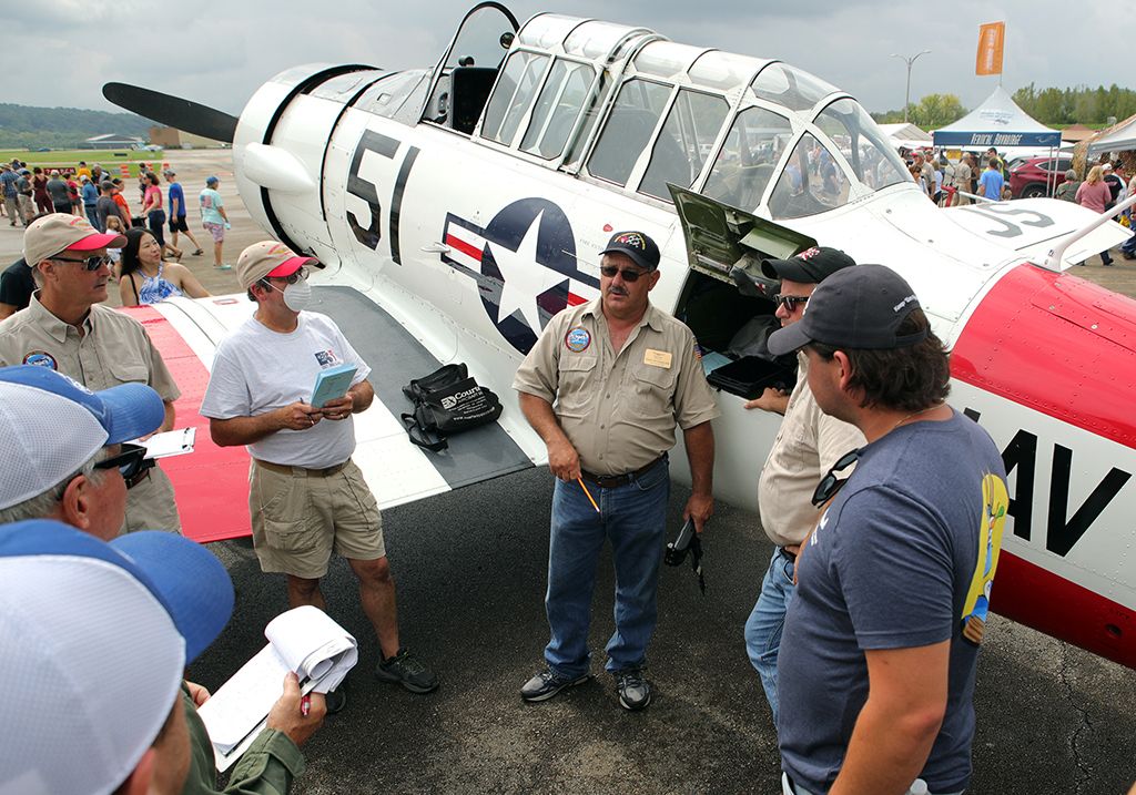 Les invités parlent à un pilote pendant les jours d'aéroport à l'aéroport de Lunken.  (Photo gracieuseté de Flock 18 à Cincinnati)