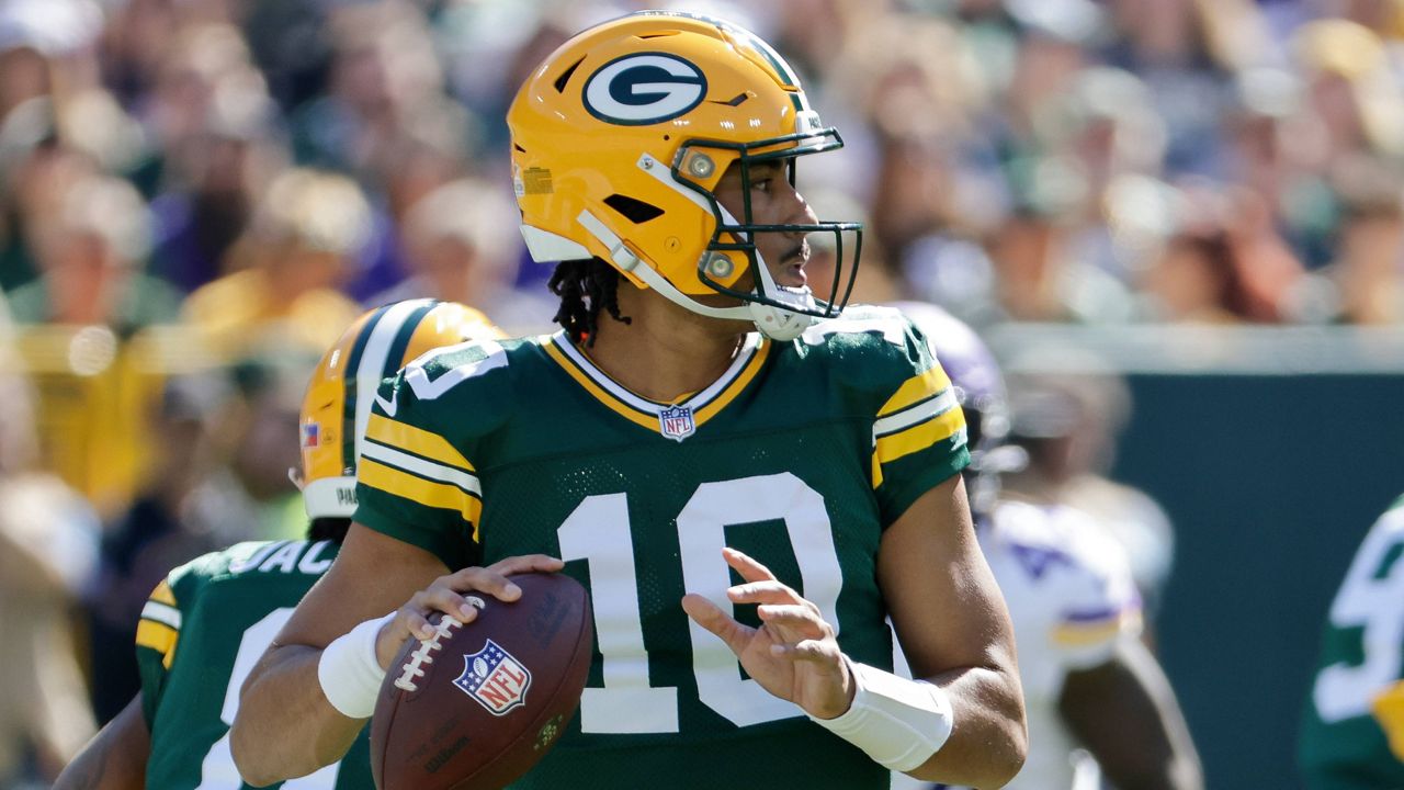 Green Bay Packers quarterback Jordan Love (10) looks to throw a pass during the first half of an NFL football game against the Minnesota Vikings, Sunday, Sept. 29, 2024, in Green Bay, Wis. (AP Photo/Mike Roemer)