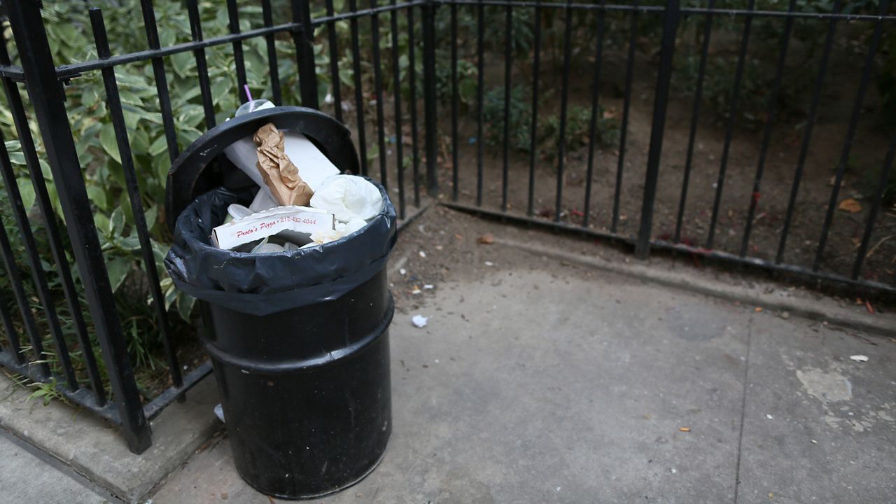 Businesses in the city are required to have garbage bins with lids. In this photo, a garbage can is pictured.