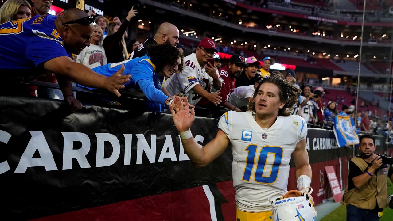 Herbert, Chargers keep Vikings winless, pulling out a 28-24