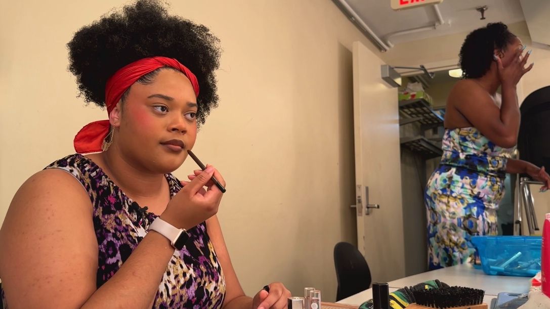 Kaia Brown, a rising senior at N.C. A&T, applies stage makeup. (Spectrum News 1/Sydney McCoy)