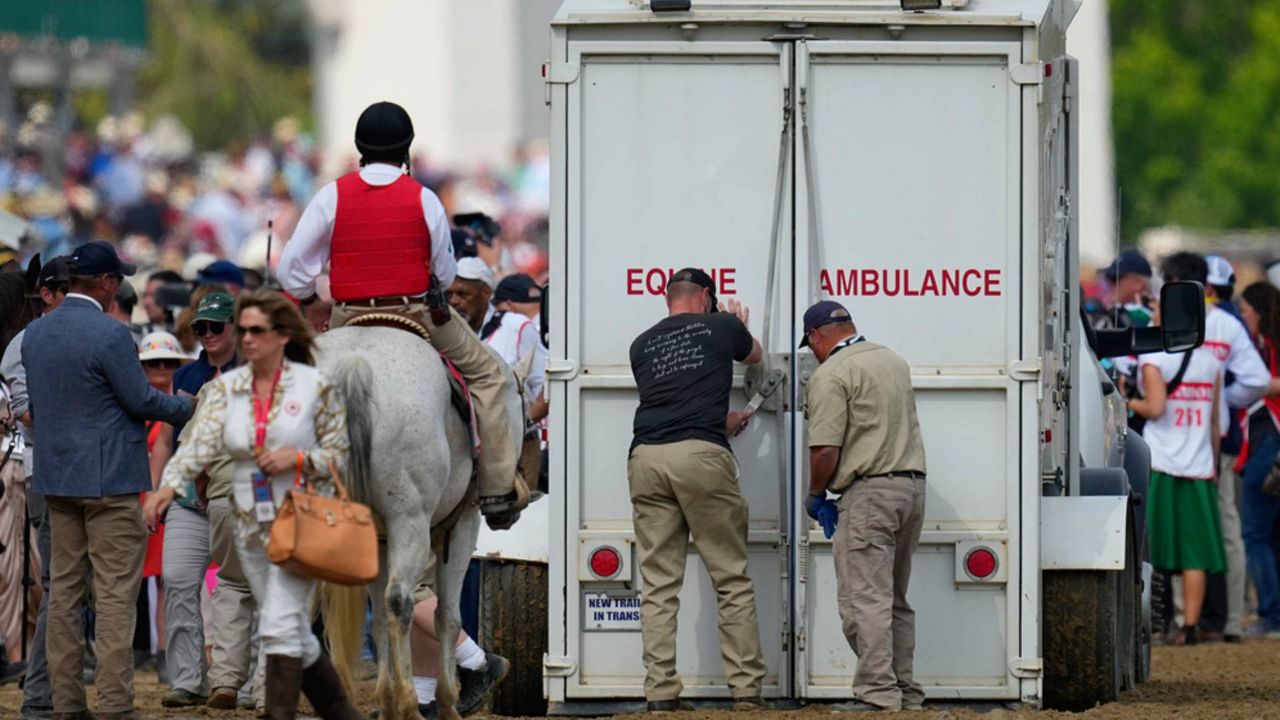 derby horse ambulance at churchill downs