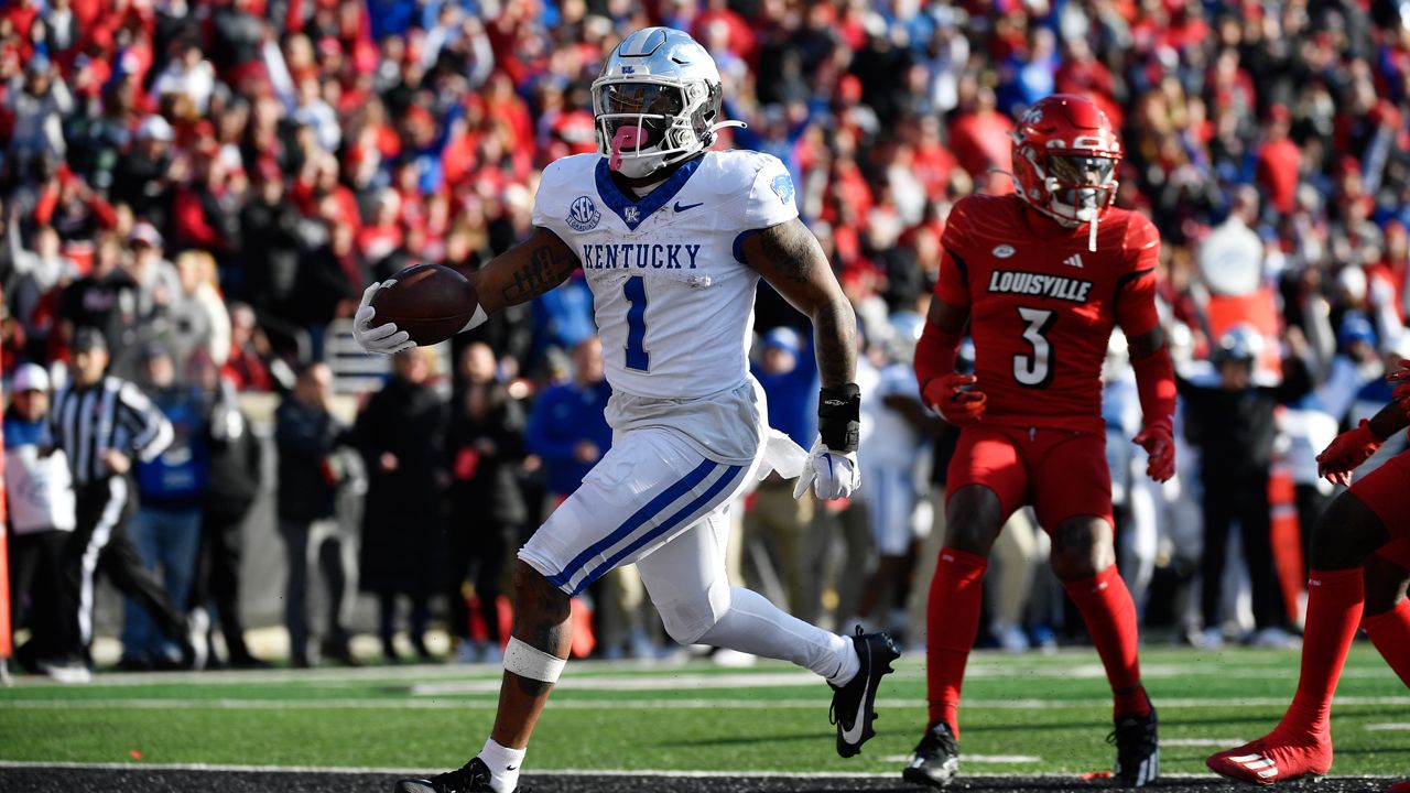 Kentucky running back Ray Davis (1) runs in for a touchdown during the second half of an NCAA college football game against Louisville