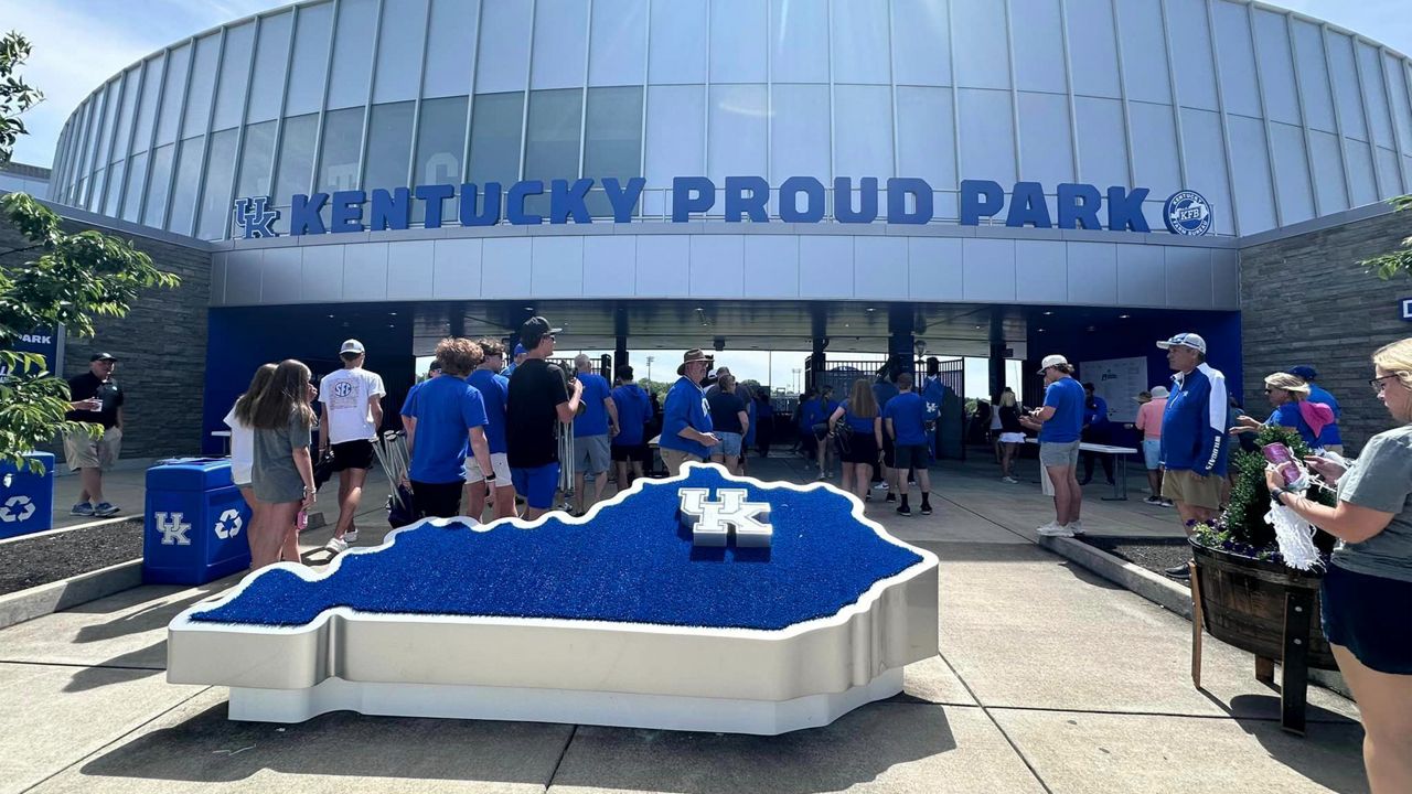 McCoy helps Kentucky hold on for 10-8 win over Western Michigan
