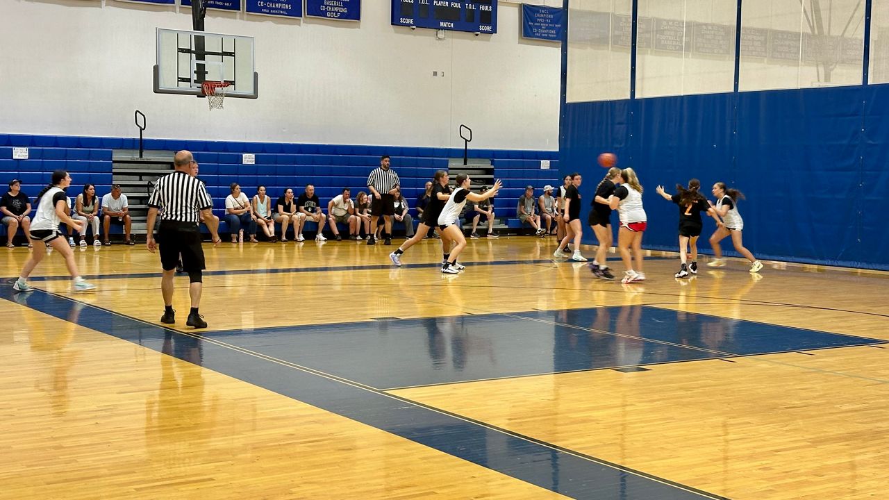 David Prouty playing during the Auburn Girls Summer Basketball League (Spectrum News1/Kevin Shea)