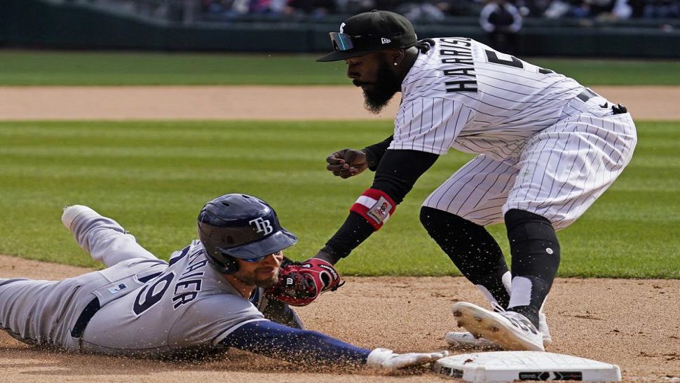 Abreu homers, White Sox hold off Rays 3-2
