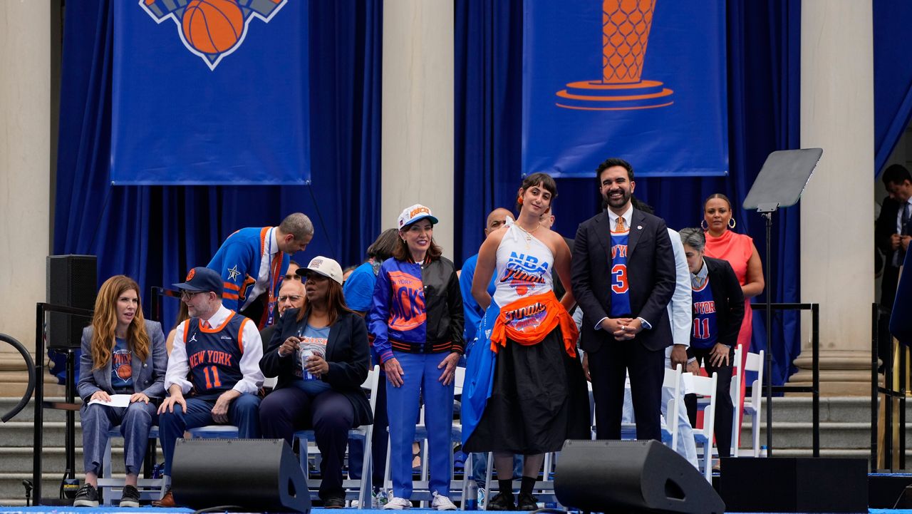 Politicians share the spotlight at Knicks parade, diehard fan or not