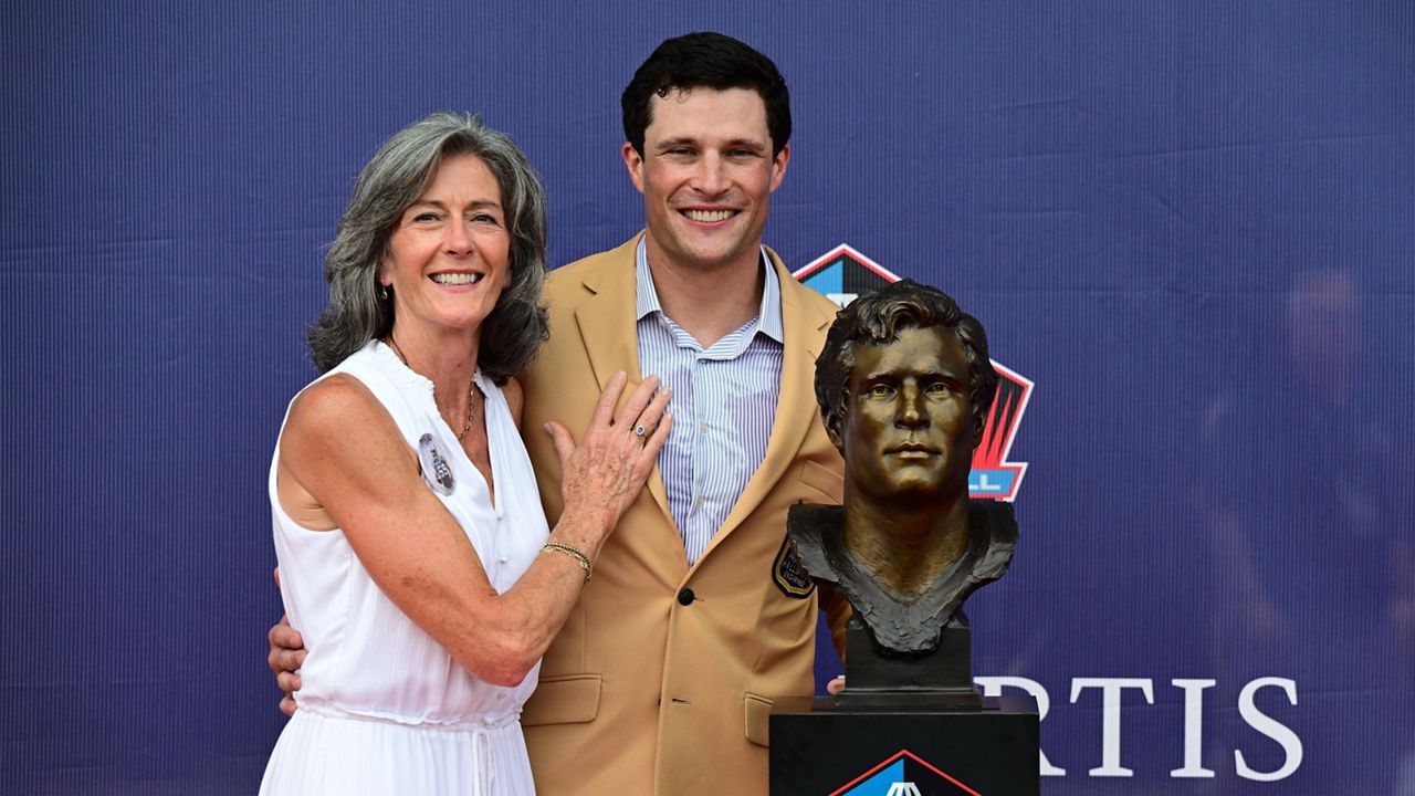 Luke Kuechly, Drew Brees, Larry Fitzgerald, Adam Vinatieri and Roger Craig enter Hall of Fame