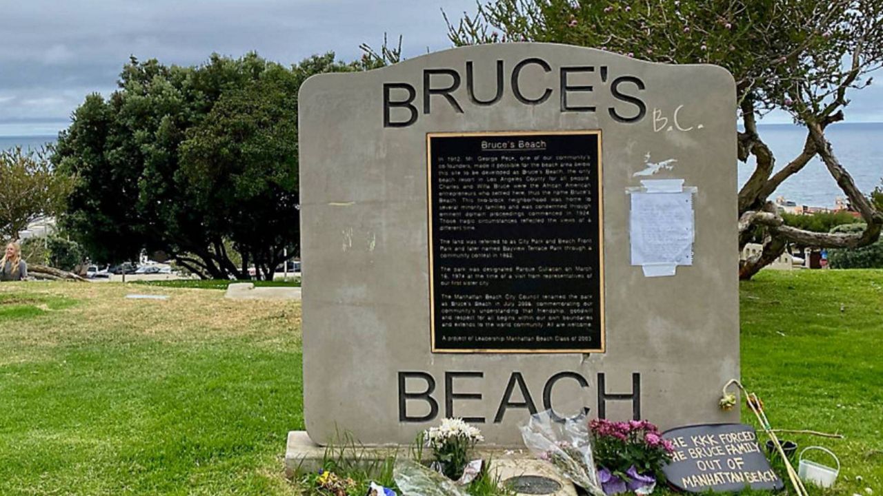 A marker notes the location of Bruce's Beach park in Manhattan Beach, Calif. (Spectrum News/David Mendez)