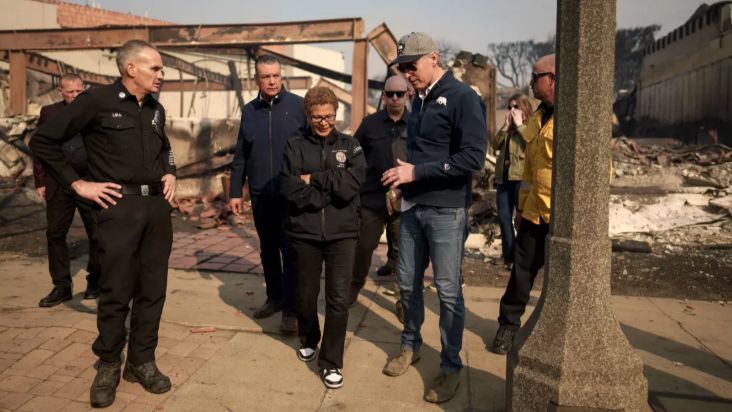 Gov. Gavin Newsom and Los Angeles Mayor Karen Bass tour the destruction in Pacific Palisades on Wednesday amid a massive wildfire. (Eric Thayer / Getty Images)