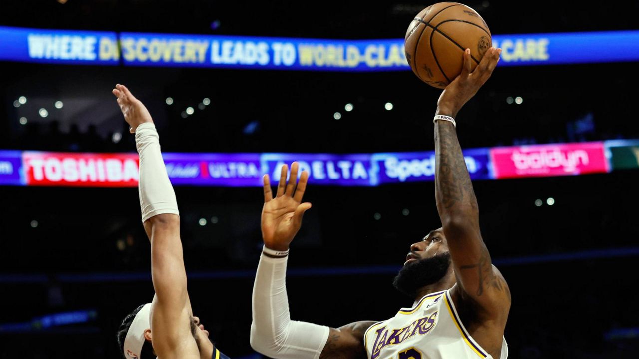 Les Lakers marquent 150 points et s’accrochent pour battre l’Indiana