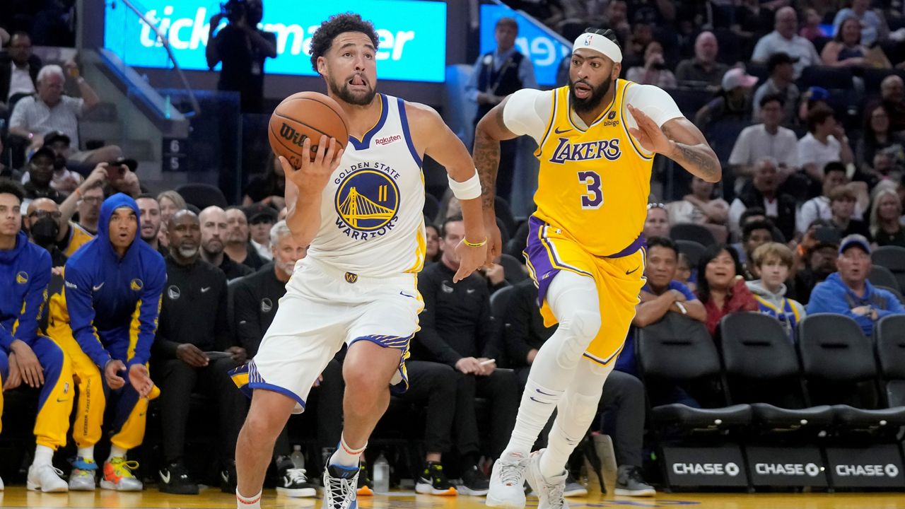 Stephen Curry scores 32 points as Warriors beat Lakers team missing LeBron  James, 128-110