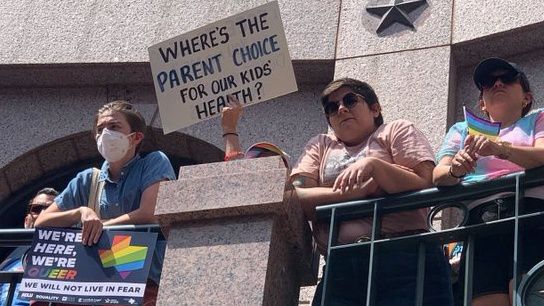 Advocates for LGBTQ rights rally in the Texas Capitol Extension against HB 1686. (Courtesy of Texas Freedom Network)