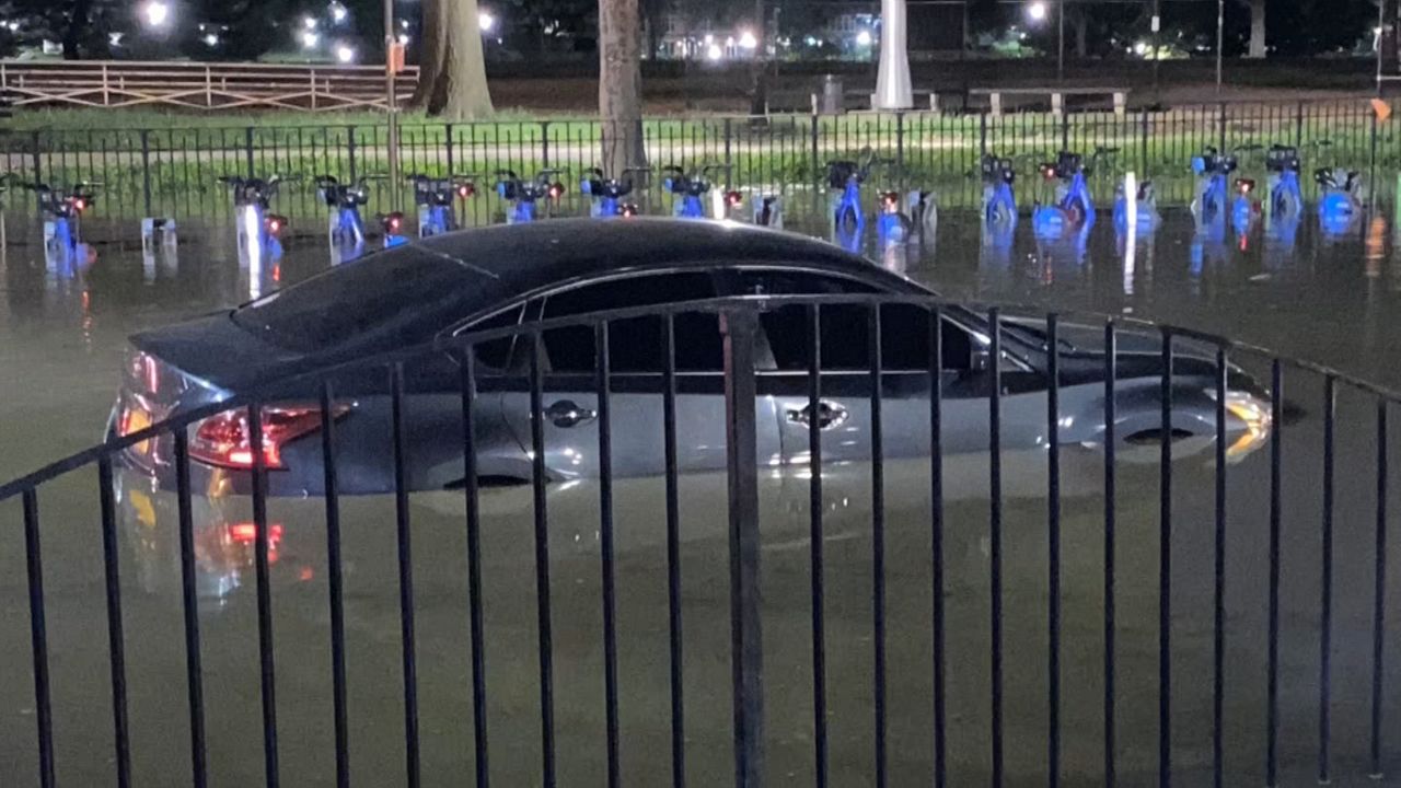 Queens water main break leaves residents without water