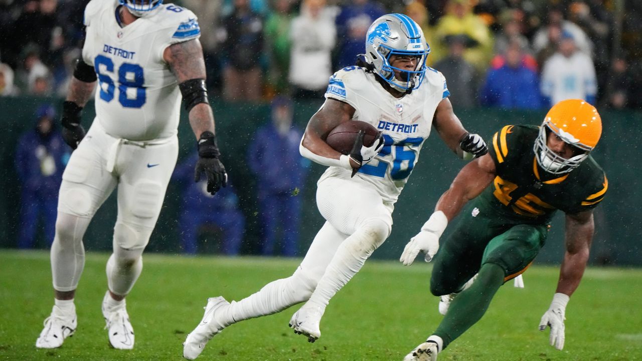 Detroit Lions running back Jahmyr Gibbs (26) runs against the Green Bay Packers