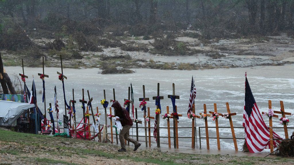 La lluvia cae sobre un monumento improvisado para las víctimas de las inundaciones a lo largo del río Guadalupe, el domingo 13 de julio de 2025, en Kerrville, Texas.