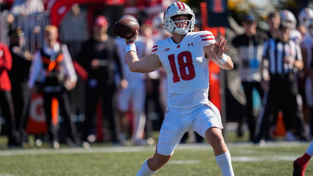 Wisconsin quarterback Braedyn Locke