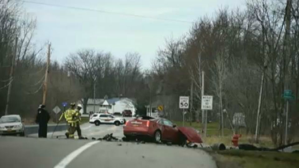 1 dead, 1 seriously injured after crash in Lockport