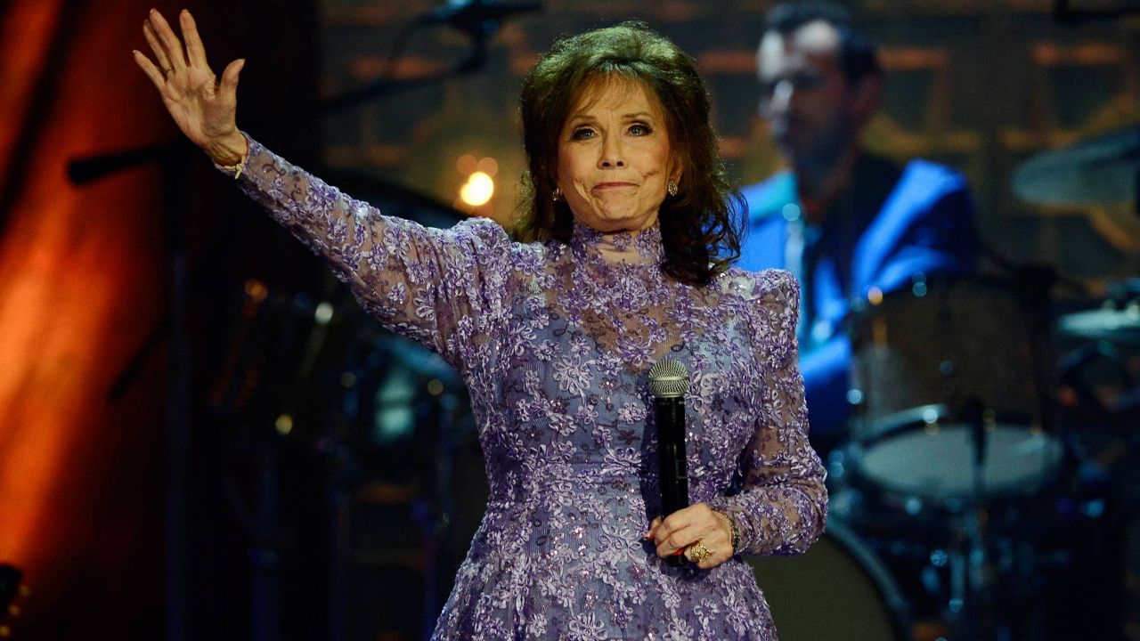 Loretta Lynn, coal miner’s daughter and country queen, dies