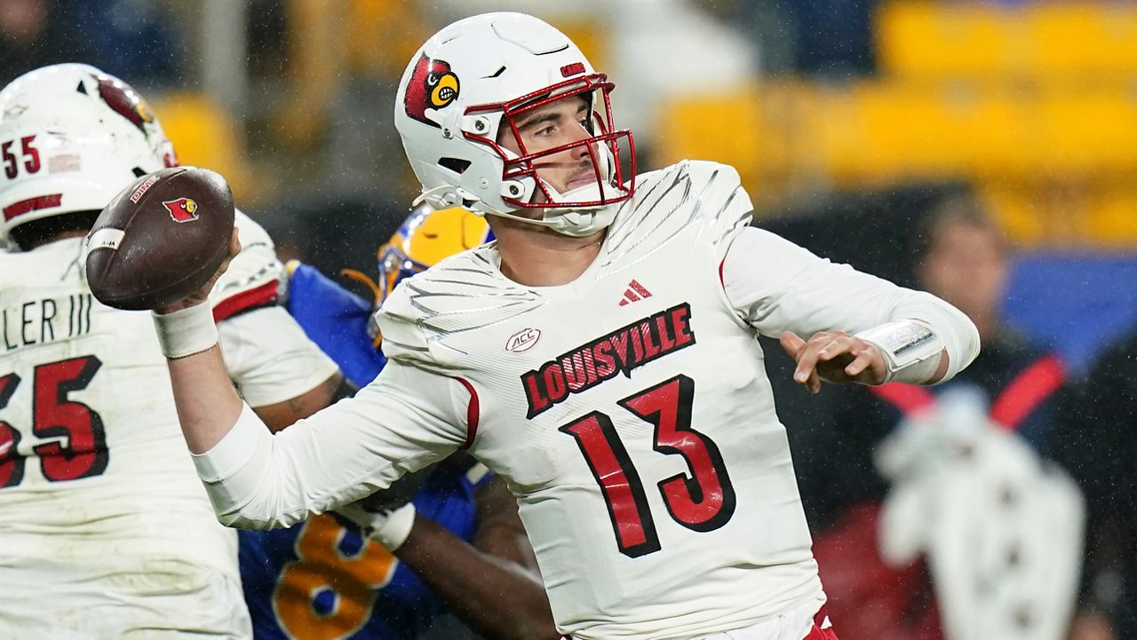 Louisville Cardinals player appears to throw bottle at Kentucky Football  fans - A Sea Of Blue