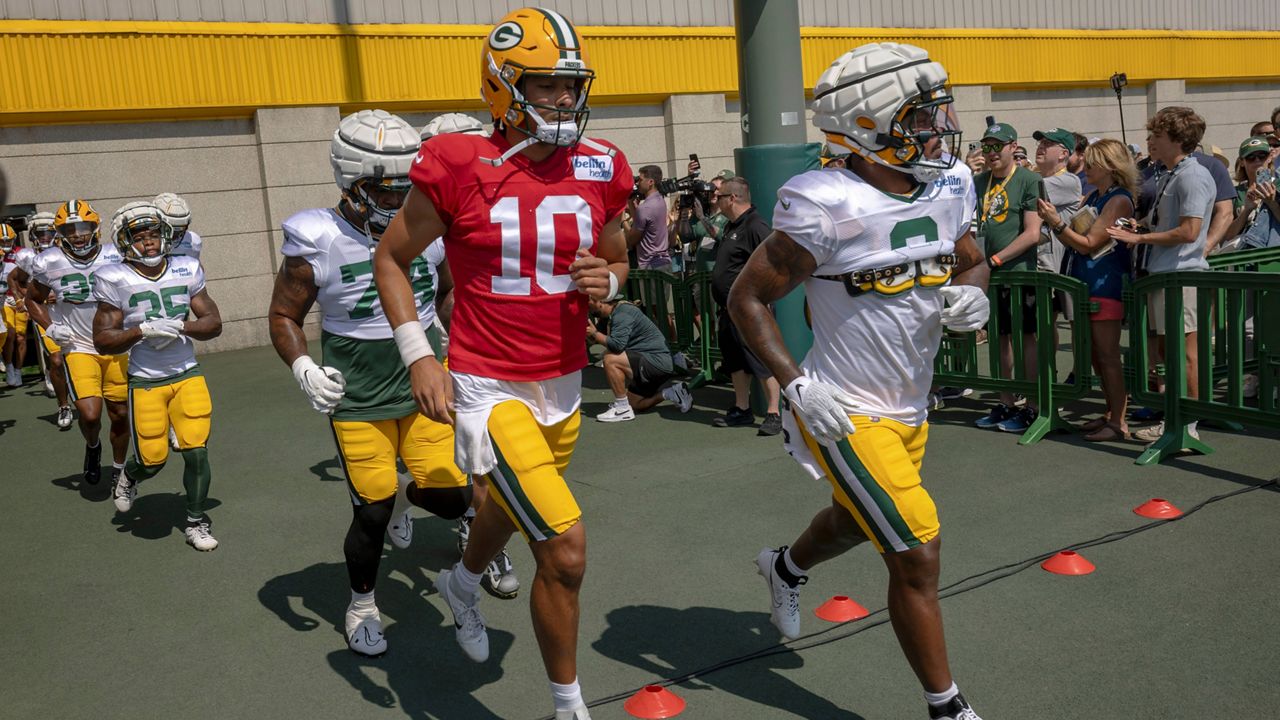 Green Bay Packers' Jordan Love (10) runs out on to the practice field