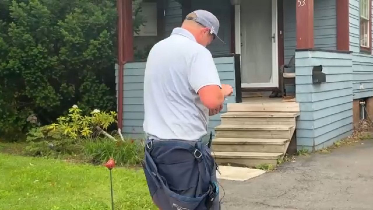 USPS mail carriers adapt to working in the heat