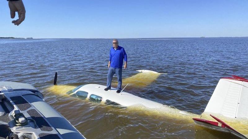 Hombre rescatado de un avión que se hundía