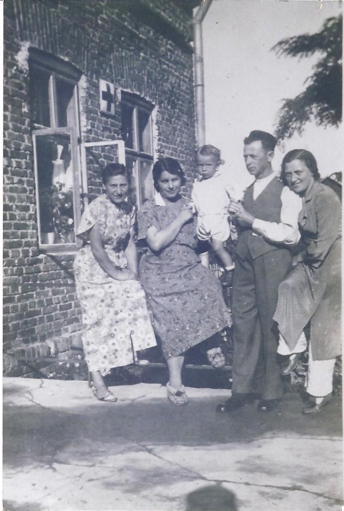 A young Mark Schonwetter with his family in Poland in 1935. (Photo courtesy of Ann Arnold)