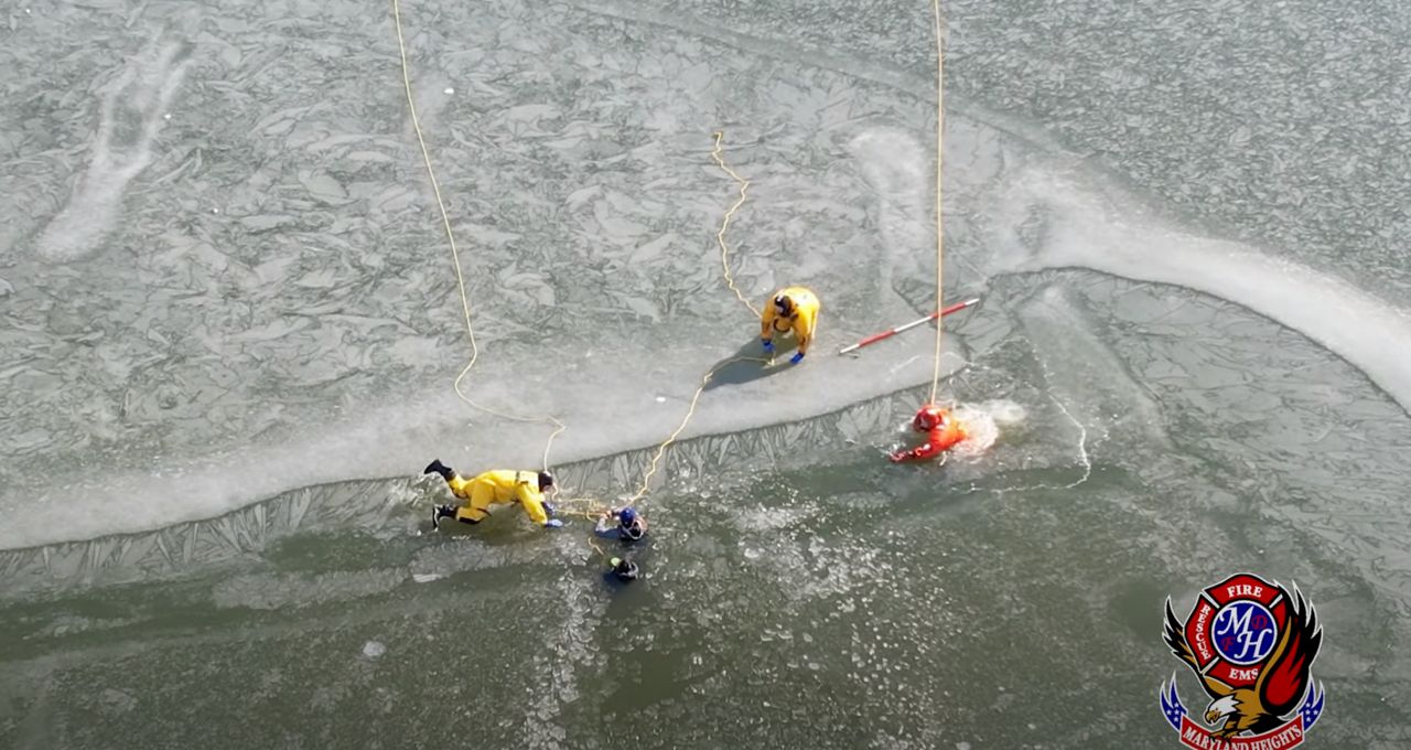 Mo 2 mo 6. Американский спасатель на воде. Спасатели на воде в США. Спасатель на воде в Америке.