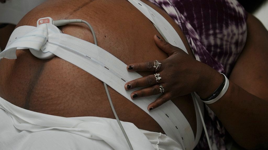 Una mujer se somete a una prueba durante una cita prenatal. Archivo