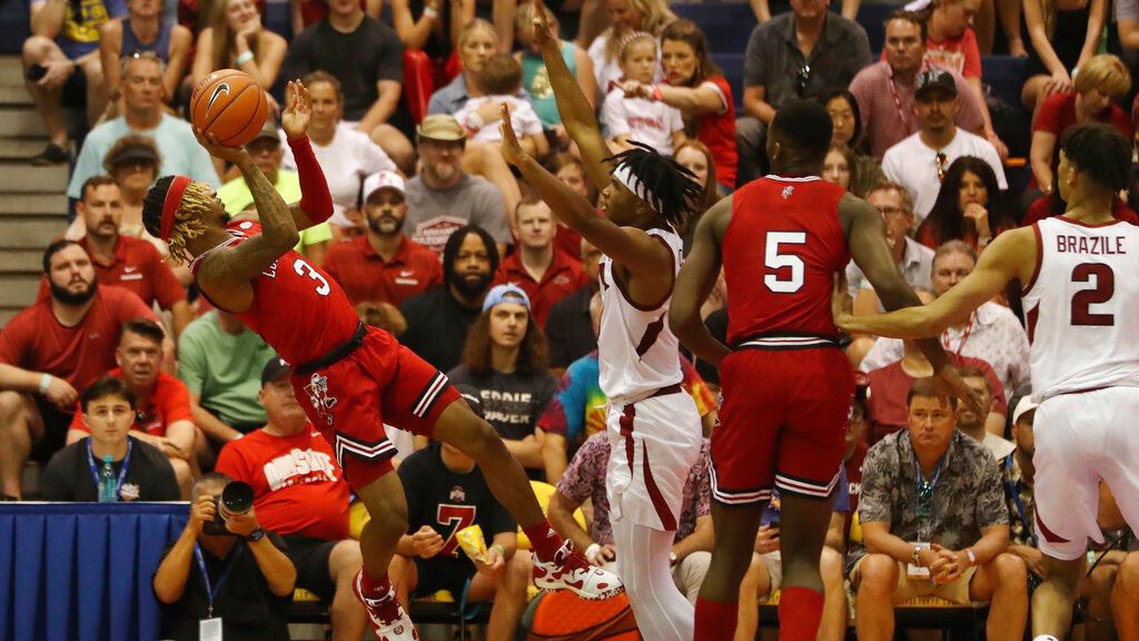 Louisville guard El Ellis attempted to shoot over Arkansas guard Ricky Council IV in the No. 9 Razorbacks' 80-54 rout of the Cardinals.