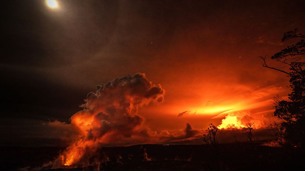 The view from Kūpinaʻi Pali in Hawaiʻi Volcanoes National Park taken on Nov. 29, 2022. This dual view of Kilauea and Mauna Loa was a rare occurrence and opportunity for those who witnessed the scene. (NPS Photo/Janice Wei)