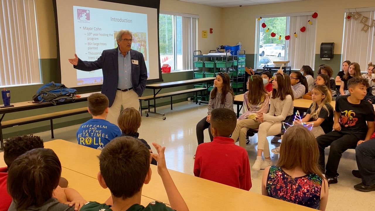 Mayor Cohn speaks to 4th graders in Indian Trail