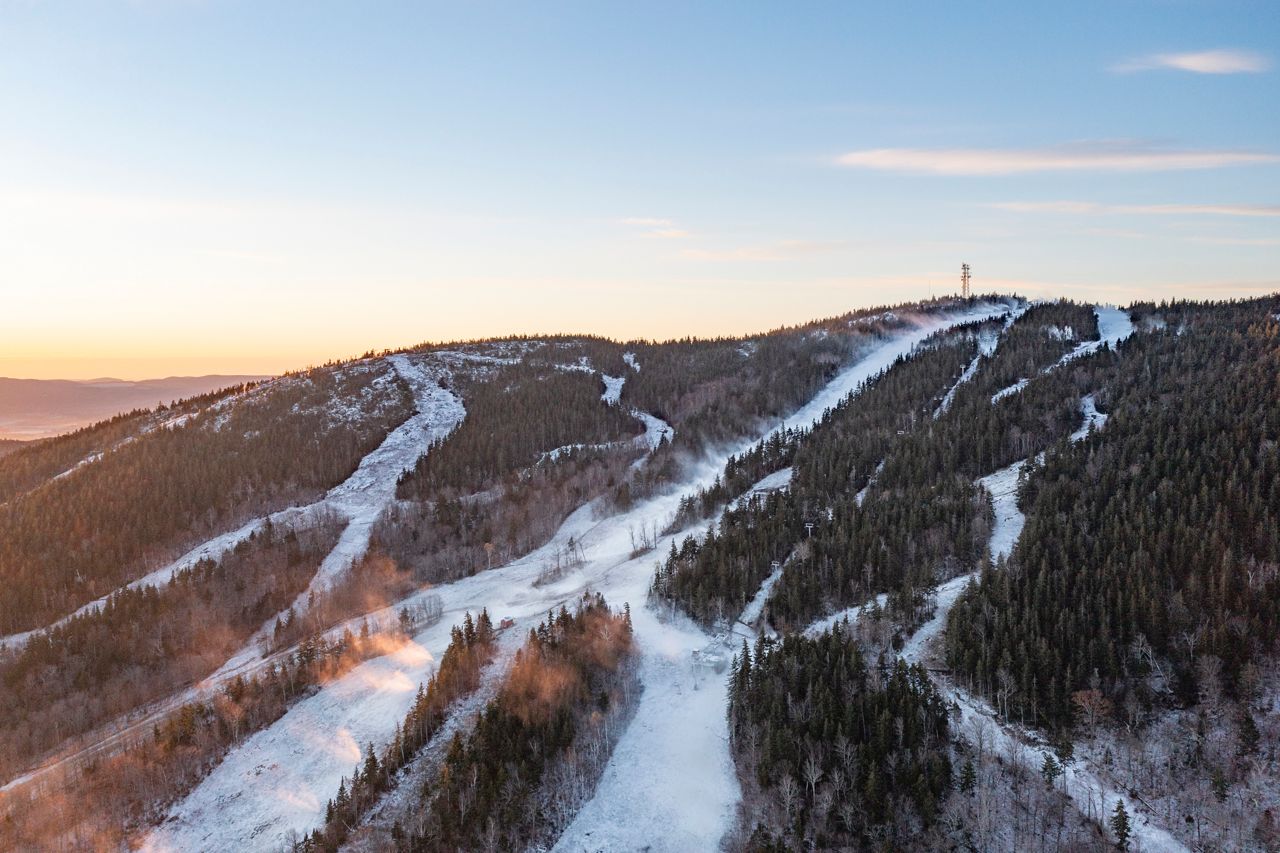 Snowmaking snow gun next to ski piste, d, Stock Video