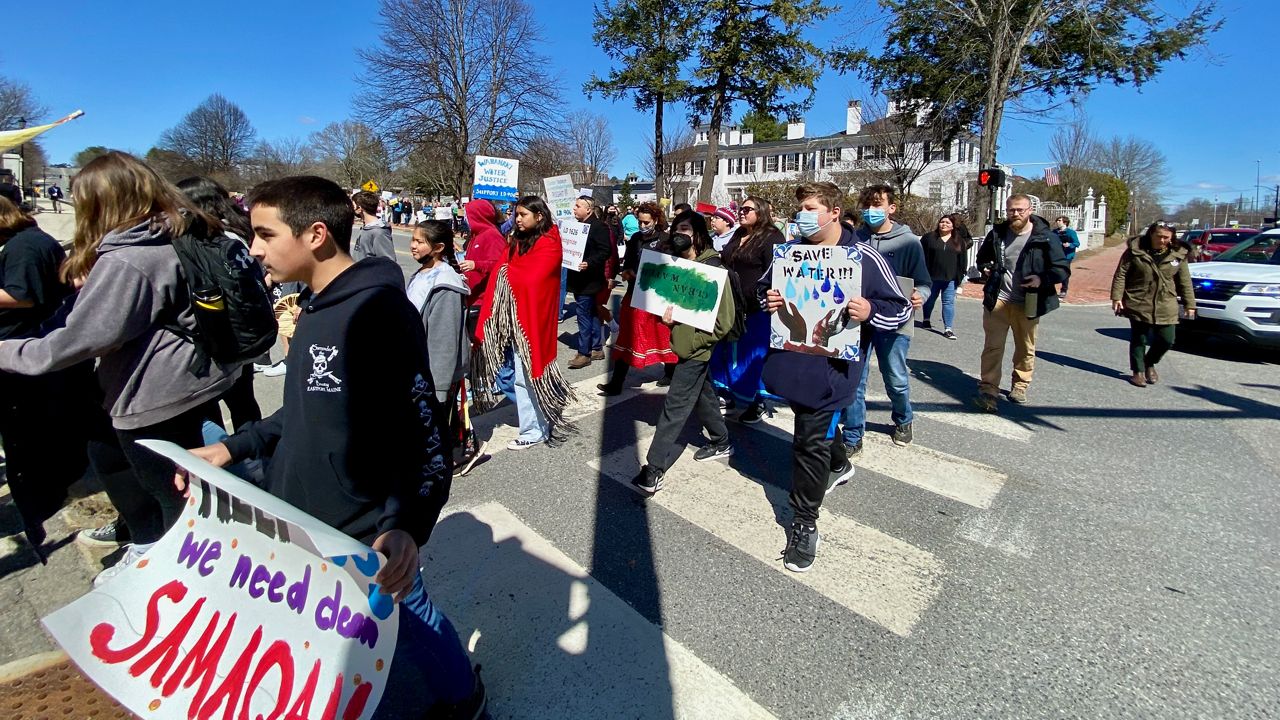 Hundreds rally for drinking water bill