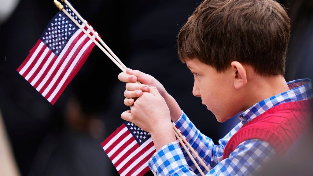 Un niño observa banderas estadounidenses durante la celebración del Día de los Caídos en el Cementerio Nacional de Arlington.