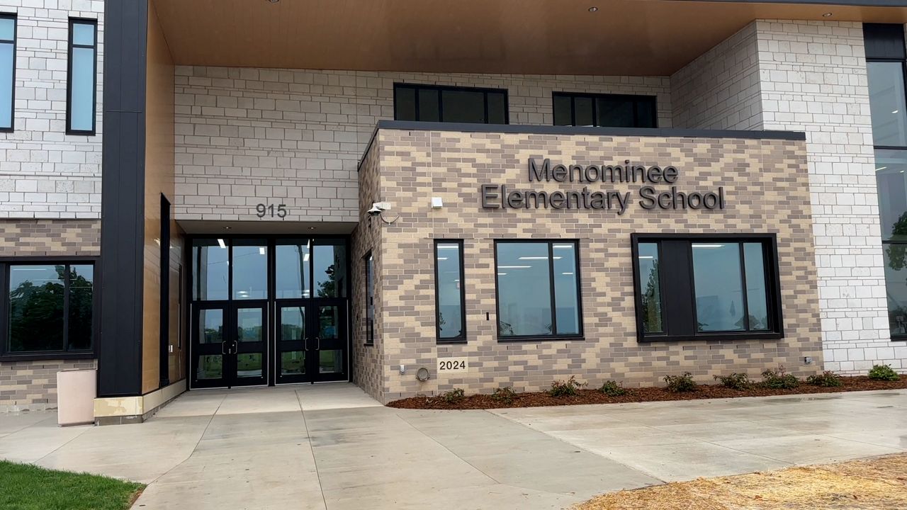 Menominee Elementary features new technology in open house
