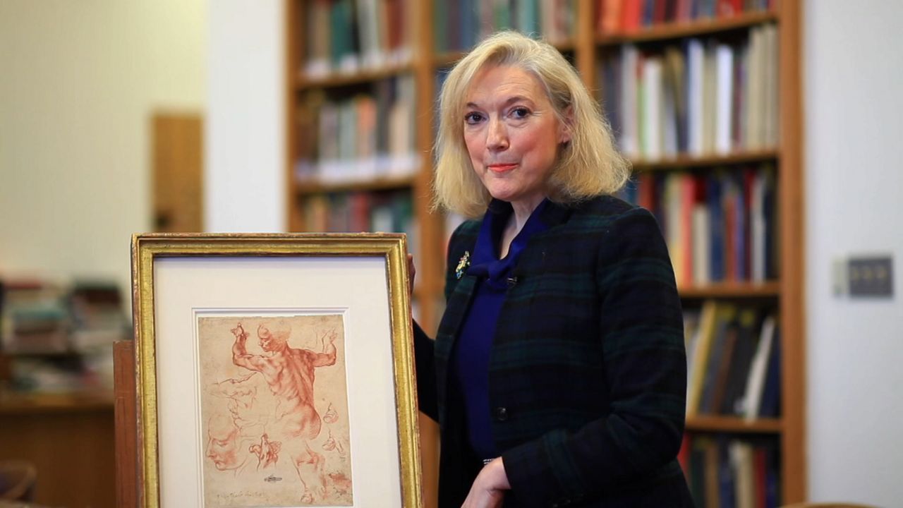 Inmigrante chilena premiada por coordinar exhibición del MET