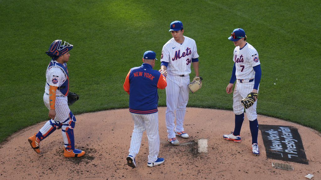 El lanzador de los New York Mets, Kodai Senga —segundo desde la derecha—, es retirado del juego durante la tercera entrada del segundo partido de una doble jornada de béisbol contra los Colorado Rockies, el domingo 26 de abril de 2026, en Nueva York. (Foto AP/Seth Wenig)
