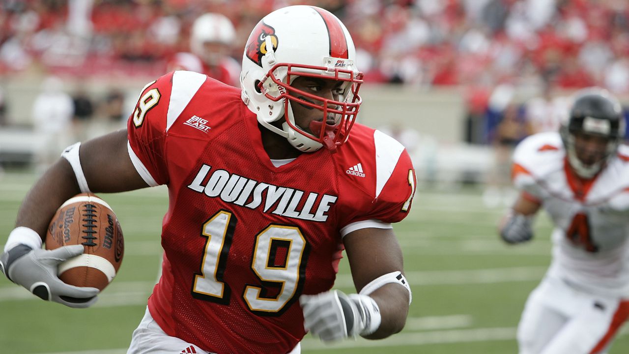 Louisville's Michael Bush turns the corner around Oregon State defender Nick Bodeman during the second half of their game Saturday, Sept. 17, 2005, in Louisville, Ky. Bush rushed for 57 yards and two touchdowns in the 63-27 win. (AP Photo/Garry Jones)