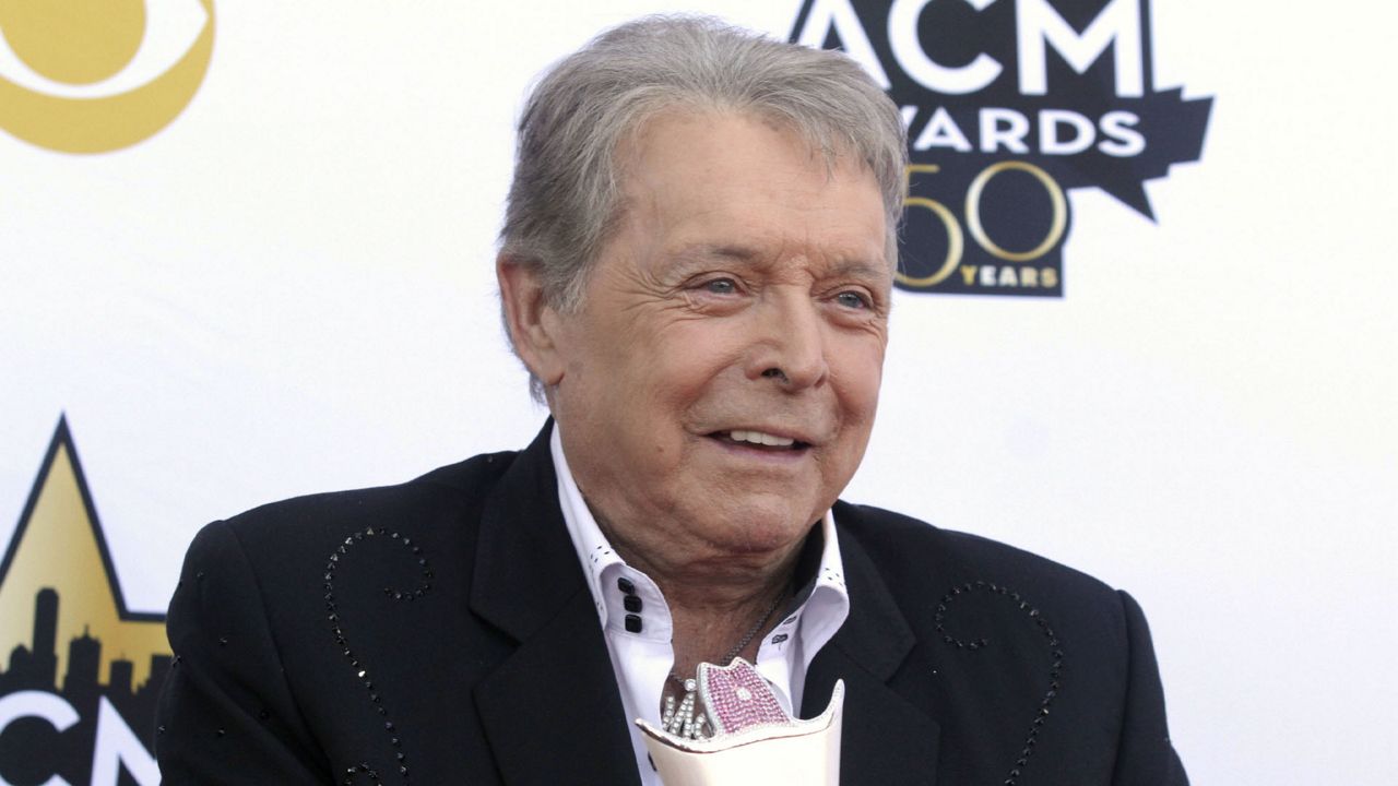 Country star Mickey Gilley dies