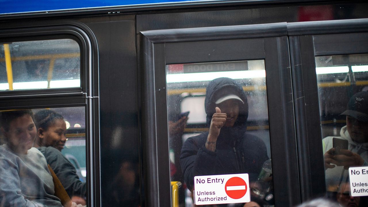 新泽西州加入城市对运输移民的巴士公司的斗争