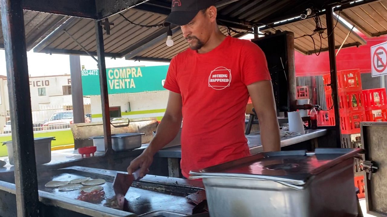 Dueño de restaurante en Reynosa contrata a migrantes expulsados