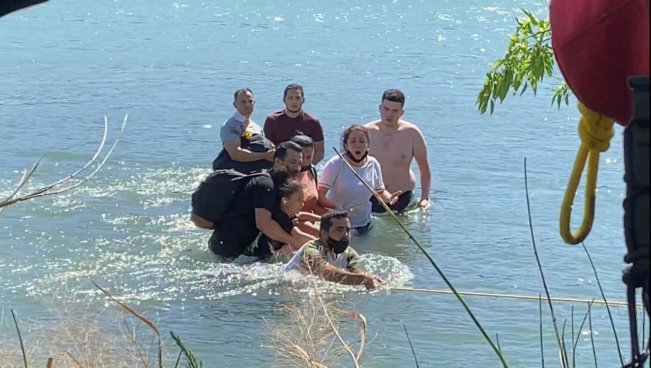 Del Rio Officials Rescue Group Of Migrants From Rio Grande 