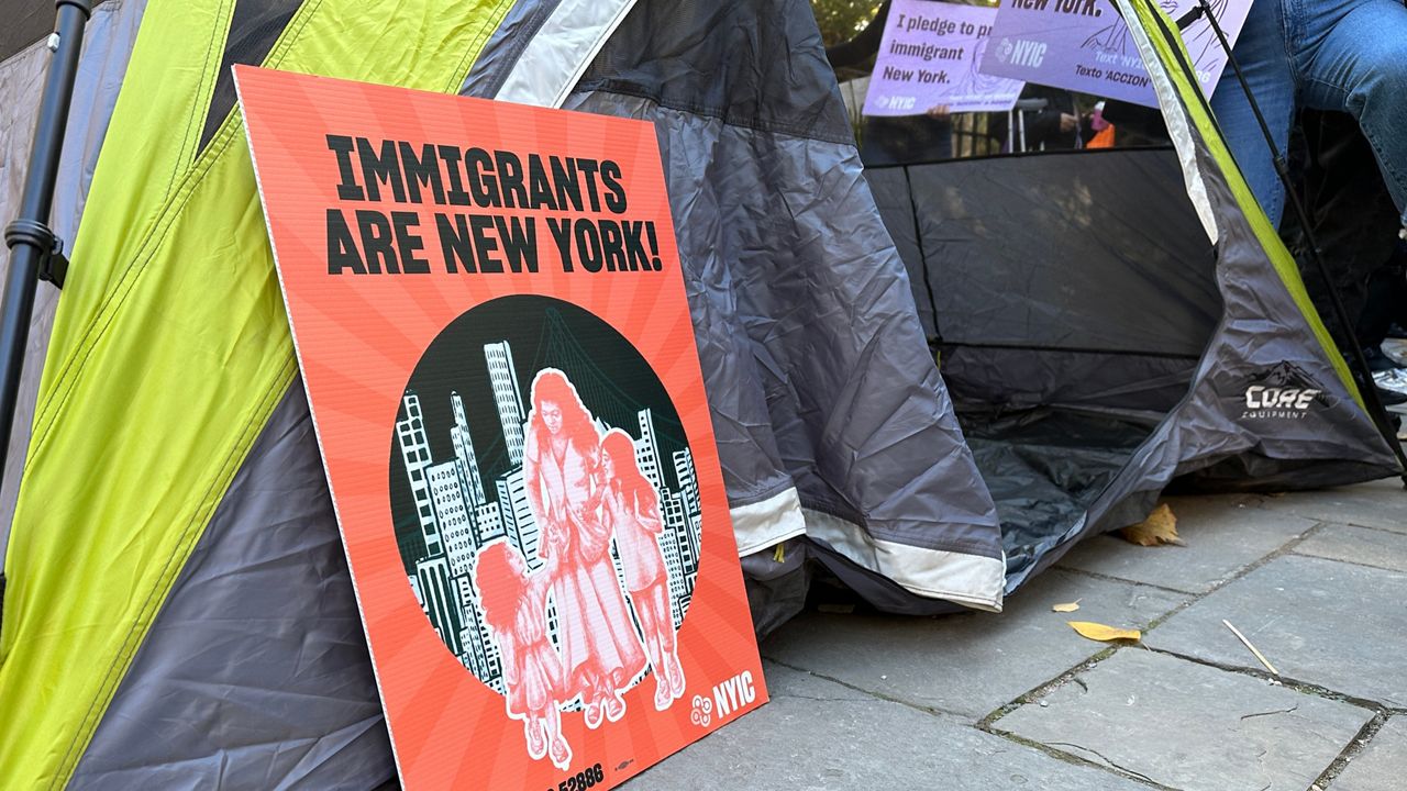 纽约市的移民在格雷西府外举行住房抗议活动