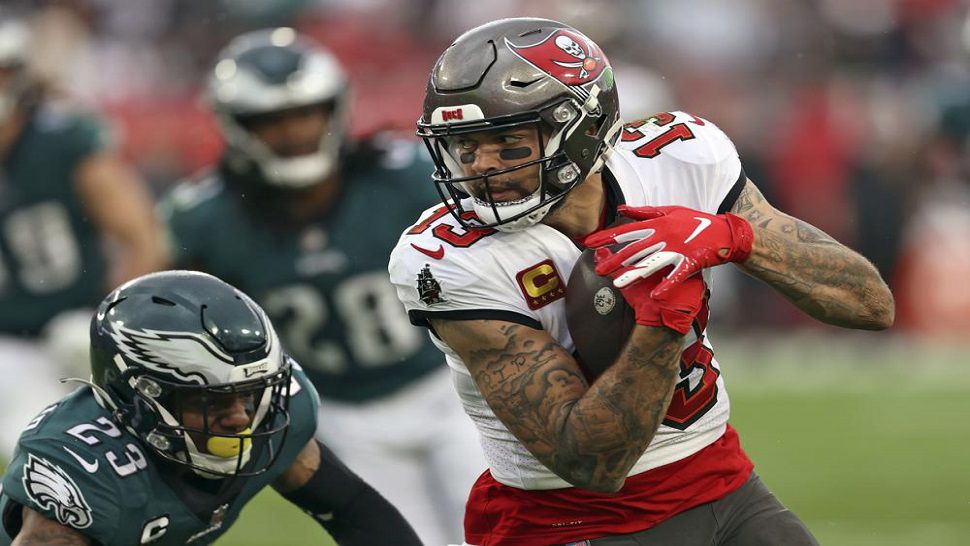 WR Mike Evans passes Randy Moss as first player in league history