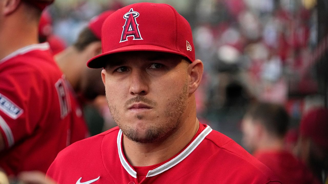 Angels place Mike Trout on IL with left hamate fracture