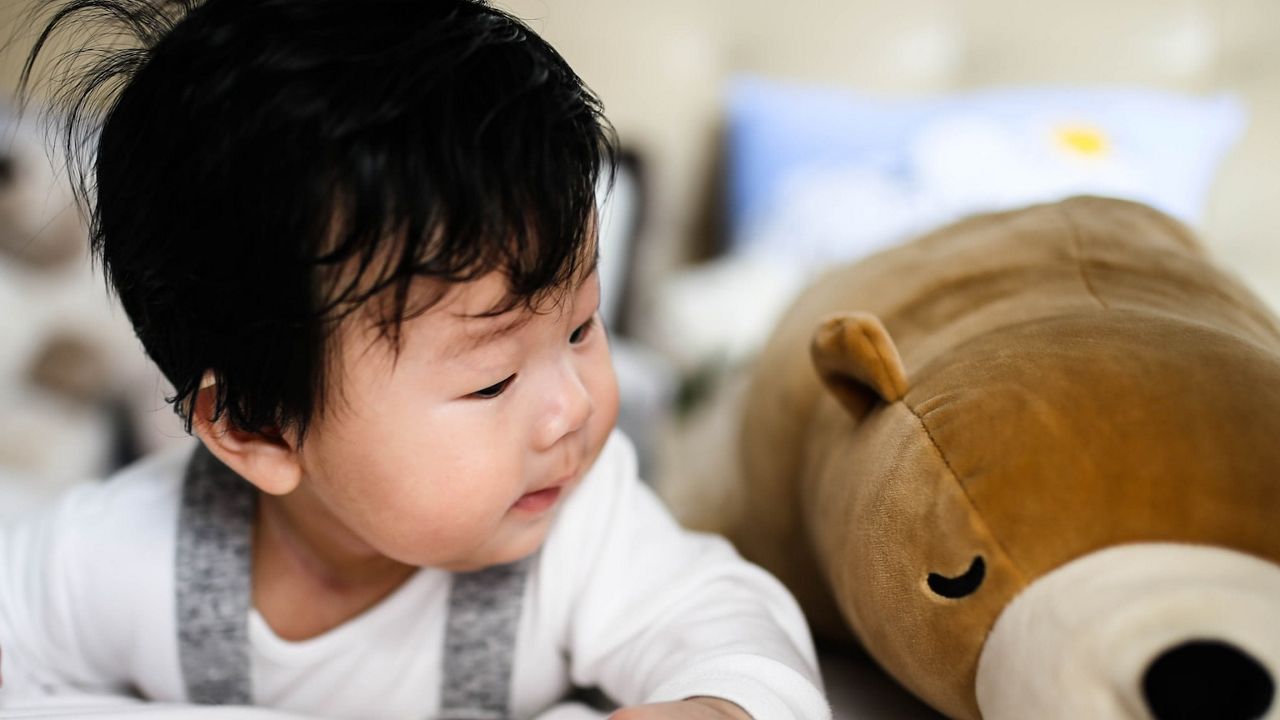 Young baby at home. (Unsplash/Minnie Zhou)